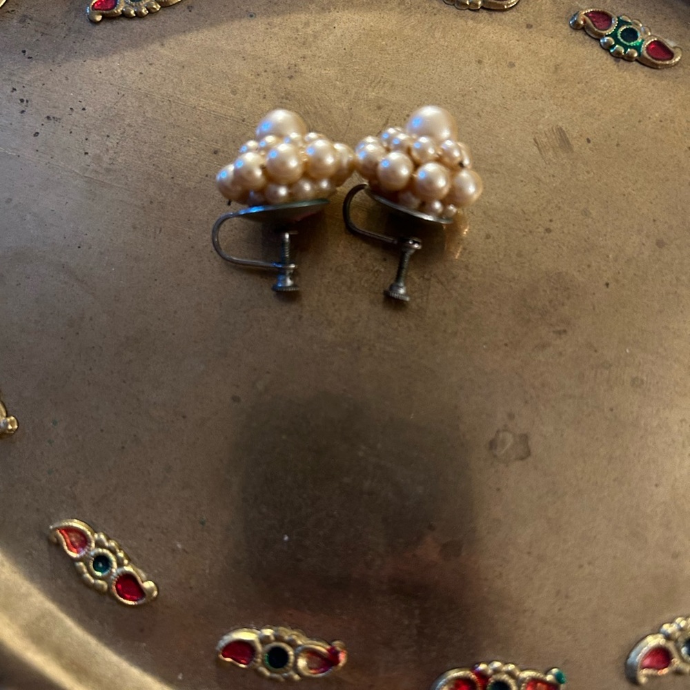 VTG Fake Pearl screw back earrings, very dainty!! - Picture 6 of 6